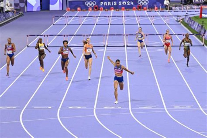 How much did Jesse break the Olympic record for the 200 m by?