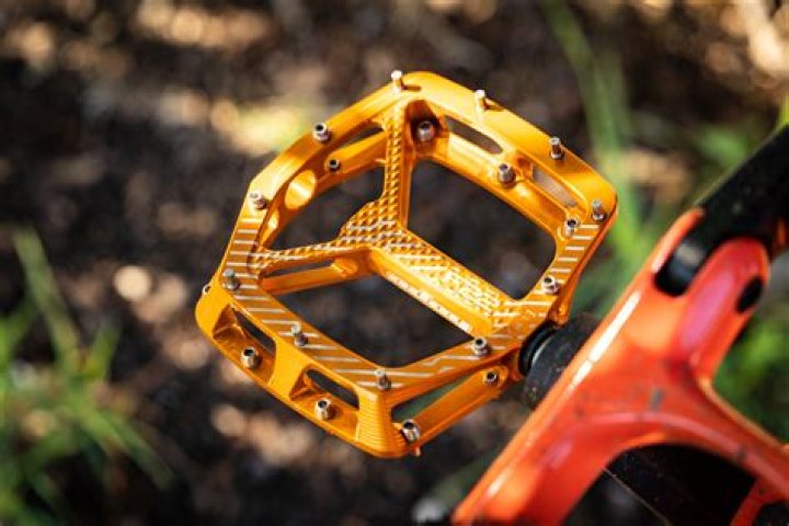 What are flat pedals?